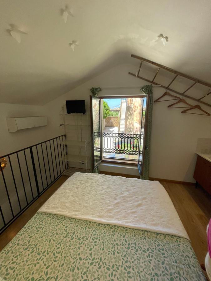 Le Bourguet Bed & Breakfast ซอลลิเอส-ปองต์ ภายนอก รูปภาพ