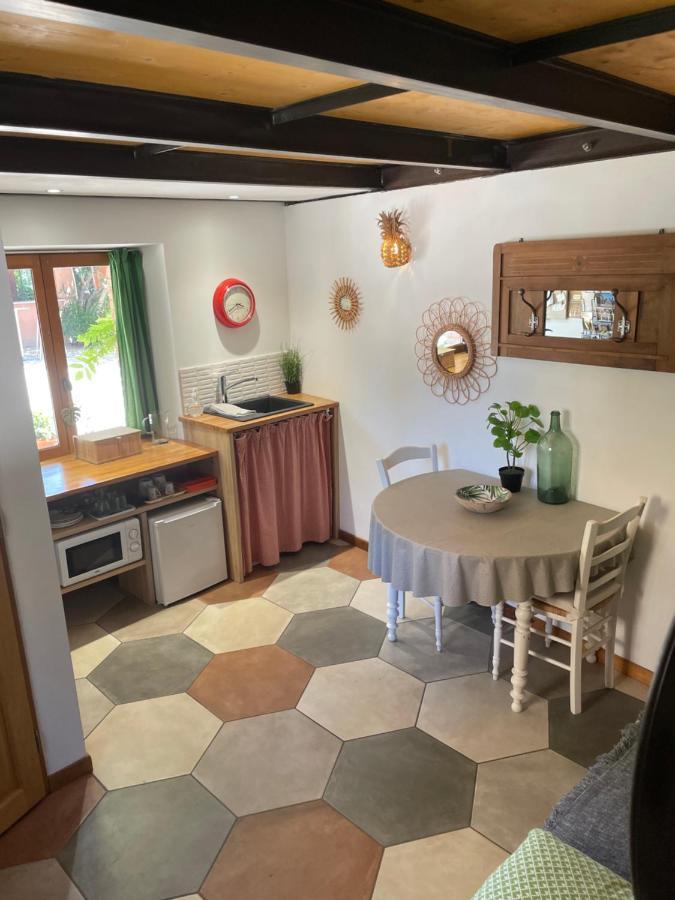 Le Bourguet Bed & Breakfast ซอลลิเอส-ปองต์ ภายนอก รูปภาพ