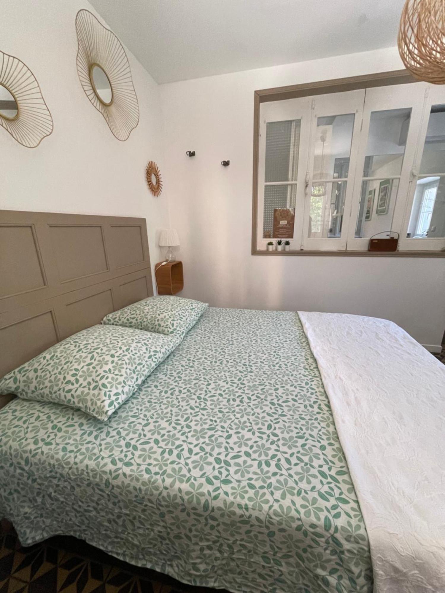 Le Bourguet Bed & Breakfast ซอลลิเอส-ปองต์ ภายนอก รูปภาพ