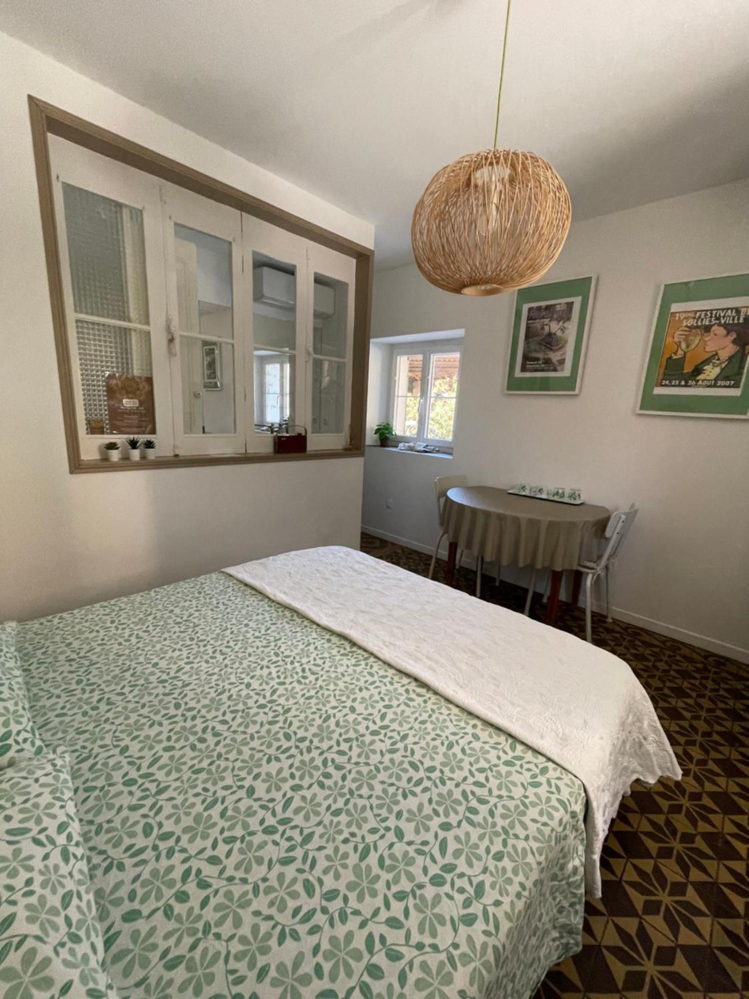 Le Bourguet Bed & Breakfast ซอลลิเอส-ปองต์ ภายนอก รูปภาพ